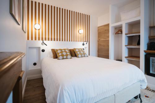 BaraquevilleMaison Barthes Suites B&B的房间里有一张白色大床的卧室