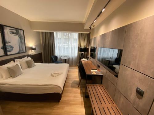 Ένα ή περισσότερα κρεβάτια σε δωμάτιο στο Queen's Hotel - Zebra Centre