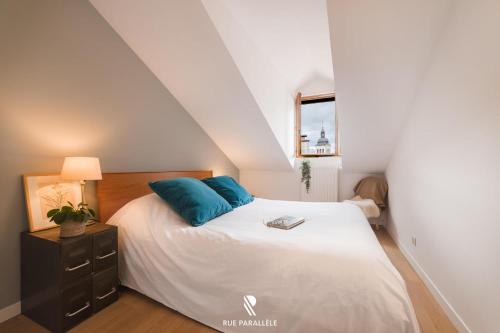 Ένα ή περισσότερα κρεβάτια σε δωμάτιο στο Stylish triplex gem in historic pedestrian center