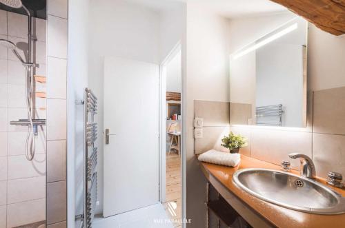 Ένα μπάνιο στο Stylish triplex gem in historic pedestrian center