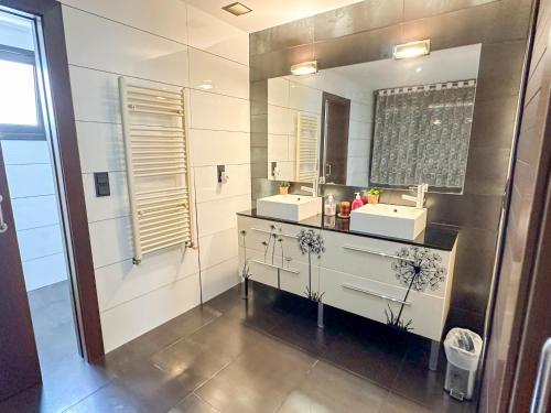 Et badeværelse på Espectacular casa con piscina