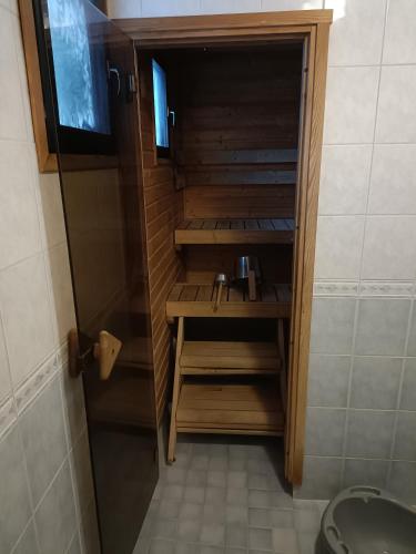 Un baño pequeño con lavabo e inodoro. en Sulli apartment, en Rovaniemi