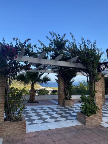 eine Laube mit Schachbrettmuster in der Unterkunft Casa Ana Maro in Maro
