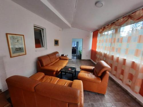 een woonkamer met twee banken en een tafel bij Panorama Borsko jezero in Beljevina