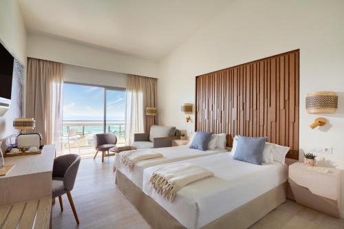 Una cama o camas en una habitación de Iberostar Selection Fuerteventura Palace