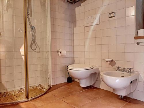 a bathroom with a shower and a toilet and a sink at Appartamenti San Salvatore 1 by Ospitaci in Foligno