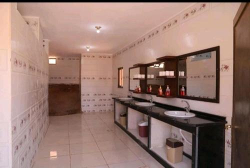 Baño grande con 2 lavabos y espejo en Rum Night Style, en Wadi Rum