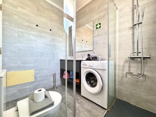 een badkamer met een wasmachine in een douche bij Albufeira Delight with Pool by Homing in Guia