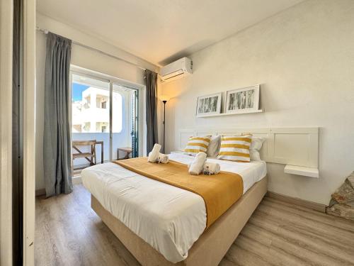 een slaapkamer met een groot bed en een groot raam bij Albufeira Delight with Pool by Homing in Guia