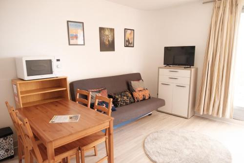 TV a/nebo společenská místnost v ubytování Altitude 1760 - Studio with sunny balcony