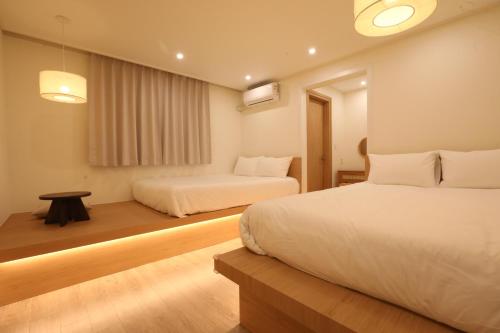 Ένα ή περισσότερα κρεβάτια σε δωμάτιο στο 그리다 교동