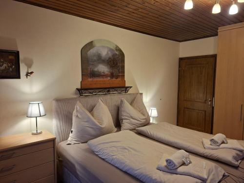 een slaapkamer met een bed met handdoeken erop bij Haus Hillbrand in Russbach