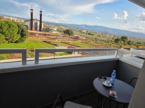 Nespecifikovaný výhled na hory nebo výhled na hory při pohledu z hotelu