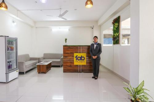 Un hombre con traje sosteniendo un cartel de trabajo en una habitación. en Via Dream Connect - Nr Narsingi, en Hyderabad