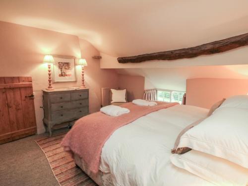 En eller flere senge i et værelse på Holly Cottage