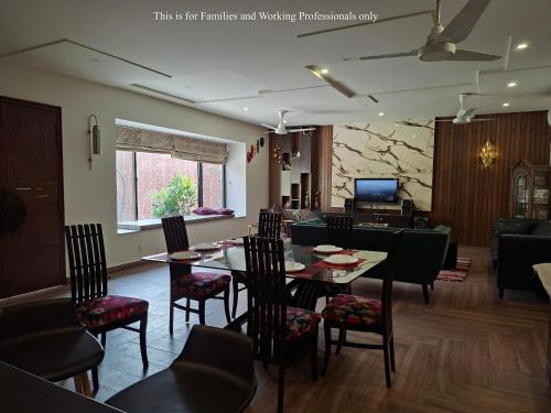 een eetkamer met een tafel en stoelen bij 2 Bedroom Serviced Home in Lahore