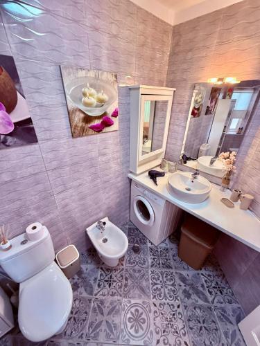 a bathroom with a toilet and a sink and a toilet istg at APARTMENT IN AMARILLA GOLF 2 bedrooms in San Miguel de Abona