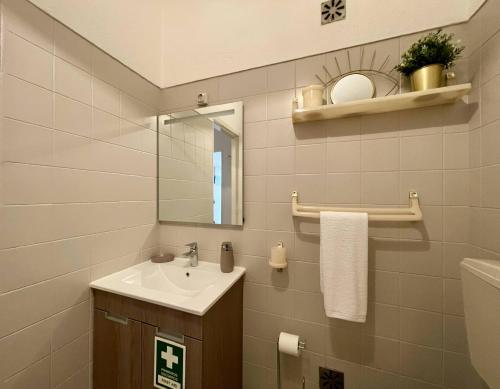 Ένα μπάνιο στο Yvonne Beach Apartment by Refugio