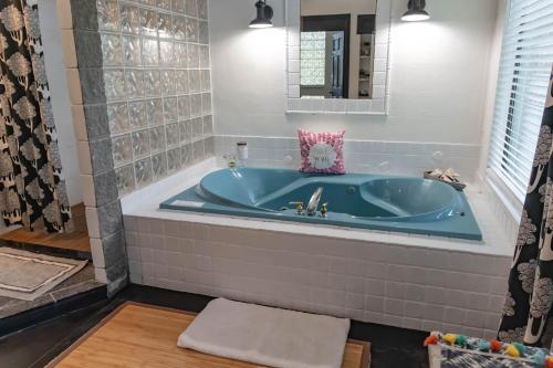 Φωτογραφία από το άλμπουμ του Sunset Oaks Retreat Events, Farm Animals & Views σε Saint Jo