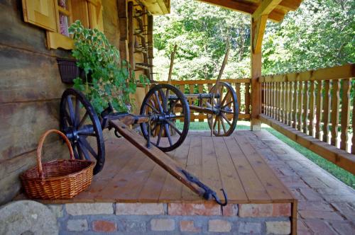 a wagon on the porch of a cabin at Grebengradska Medna Hiža in Donje Makojišće