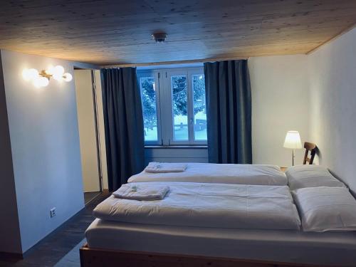 Ένα ή περισσότερα κρεβάτια σε δωμάτιο στο Sust Lodge