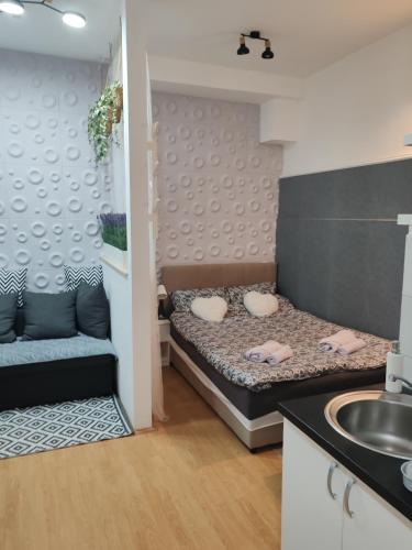 Isi beauty في ياغودينا: غرفة صغيرة بها سرير ومغسلة