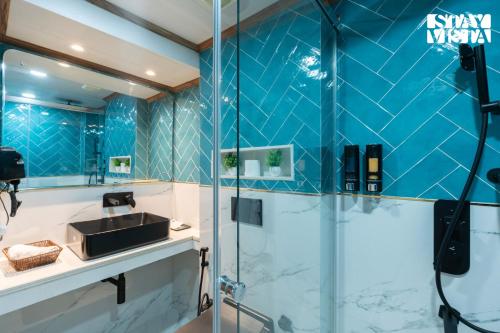 Et badeværelse på StayVista at Evaara Woods with BBQ & Bonfire