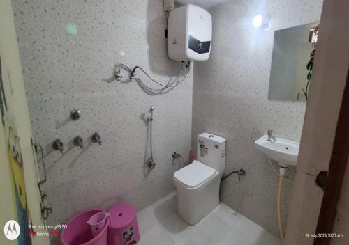 un bagno con doccia, WC e lavandino di Bramh Dev Athithi Bhavan Naimisharanya a Naimishāranya