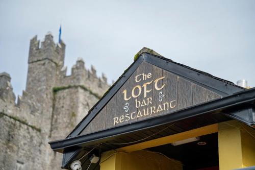 znak restauracji przed zamkiem w obiekcie No.14 w mieście Bunratty