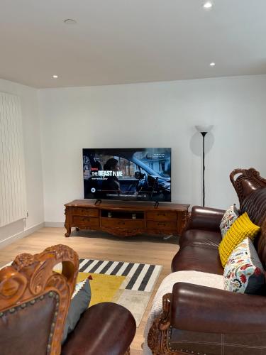 TV a/nebo společenská místnost v ubytování Skyline Serenity Docklands Penthouse by Quibid Stays