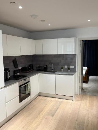 Kuchyň nebo kuchyňský kout v ubytování Skyline Serenity Docklands Penthouse by Quibid Stays