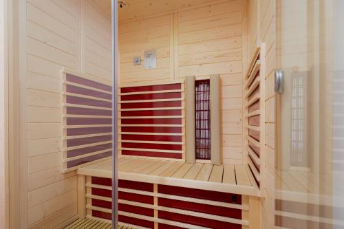 贝希特斯加登Alpine Apartements Maximilian的小木屋内带窗户的桑拿浴室