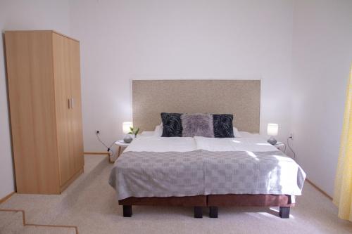 Ένα ή περισσότερα κρεβάτια σε δωμάτιο στο Amfora Panzió