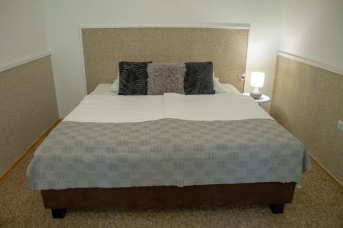 Ένα ή περισσότερα κρεβάτια σε δωμάτιο στο Amfora Panzió