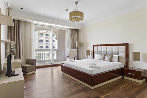 VayK - Stylish 1BR in Palm Jumeirah with Secluded Beach Access