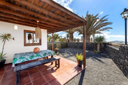 Μπαλκόνι ή βεράντα στο Villa Calma Pool Oasis & Volcano Views Bayside