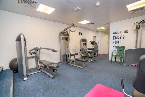 een sportschool met loopbanden en apparaten in een kamer bij Bright Convenient Central Coventry Budget Studio in Coventry