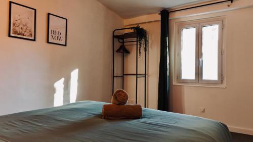 a bedroom with a bed and a window at Juni - Climatisé & Balconnet in Brignoles
