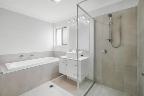 Ένα μπάνιο στο Logan Reserv 5BR Near Large Business District Fully Air-Conditioned With Parking