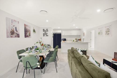 MarsdenLogan Reserv 5BR Near Large Business District Fully Air-Conditioned With Parking的带沙发、桌子和椅子的客厅