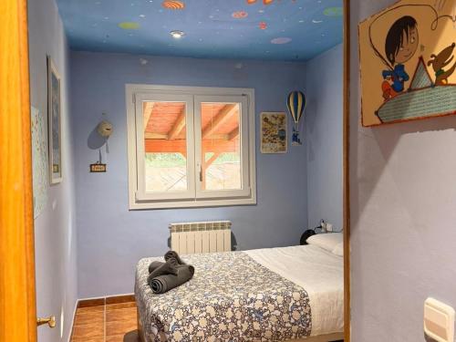 a small bedroom with a bed and a window at Una casa ideal para familias o grupos de amigos in Caldes de Malavella