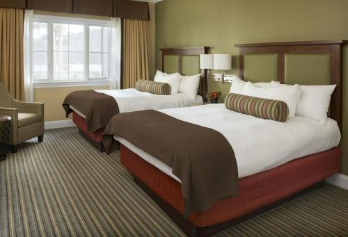 Кровать или кровати в номере Stonewall Resort