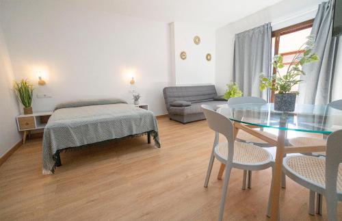 una sala de estar con una mesa y un sofá en Axarquía beach junto al mar, en Vélez-Málaga