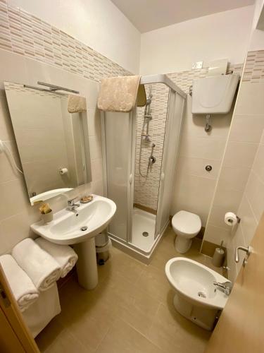 a bathroom with a sink and a shower and a toilet at B&B La Margherita in Ateleta