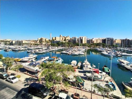 una vista aerea su un porto turistico con imbarcazioni di Bright and Central 2 Bedroom with Harbour view a Msida