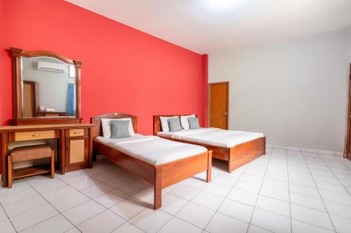 Ένα ή περισσότερα κρεβάτια σε δωμάτιο στο New Abadi Hotel Tasikmalaya