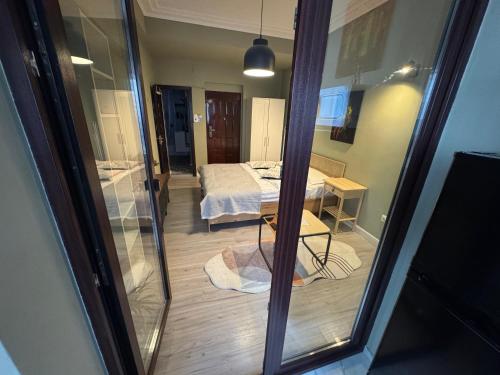 vistas a un dormitorio a través de una puerta de cristal en Cozy Plevnei, en Bucarest