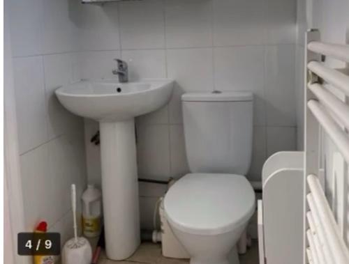 Ένα μπάνιο στο Room in studio with kitchenette and bathroom