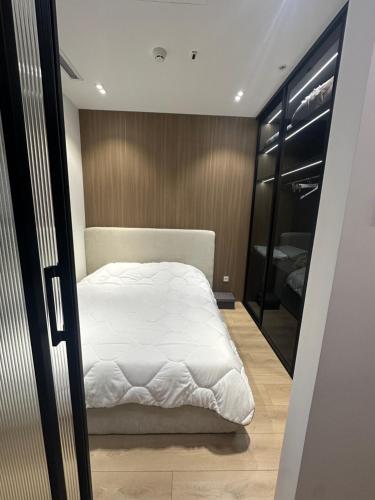 Una cama o camas en una habitación de nest one tashkent