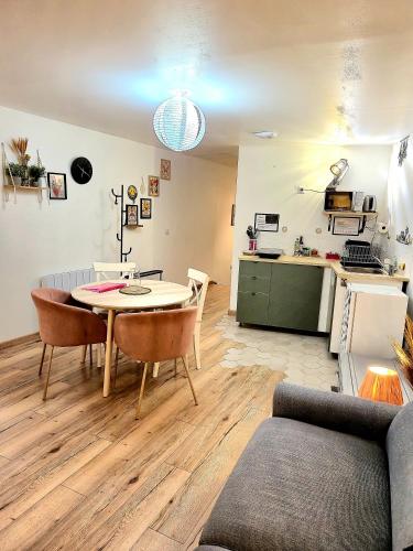 ein Wohnzimmer mit Tisch und Küche in der Unterkunft Maison de ville Chaleureuse au cœur de Chartres Netflix, garage vélos in Chartres